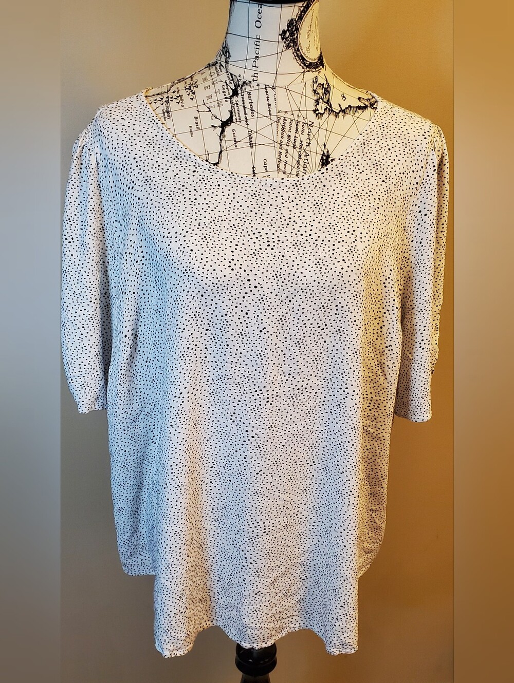 Torrid Women 4 4X White Black Dot Rayon Blouse 3/4 Sleeve Keyhole Back